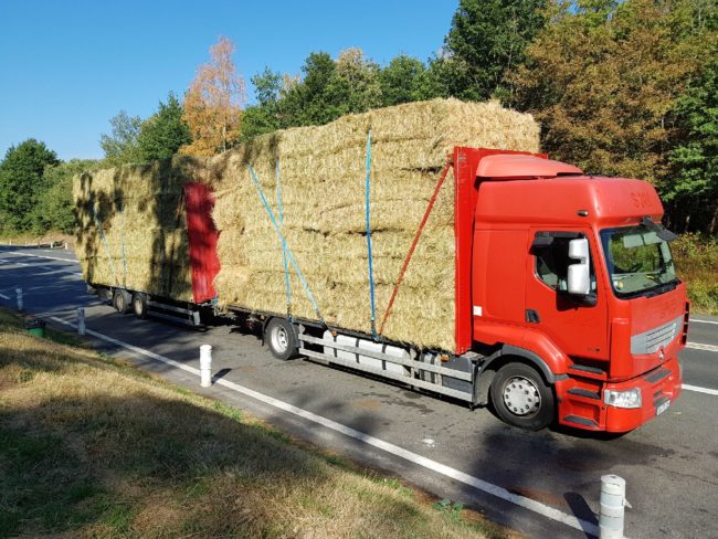 Transport de fourrage foin paille dans les Bouche-du-Rhône par camion remorque plateau