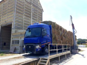 Transport de fourrage foin paille dans le Var par camion remorque plateau