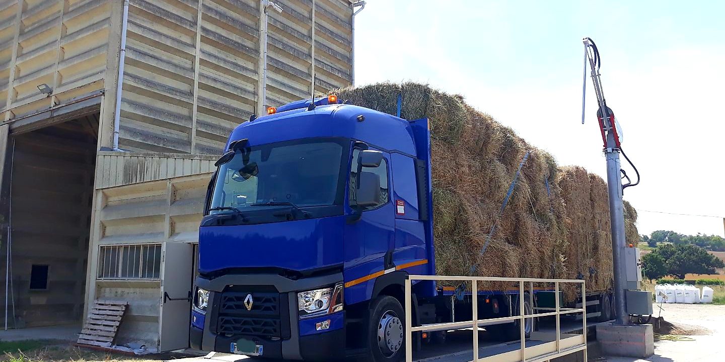 Transport de Fourrage vers la Corse | Foin et Paille | Camion Remorque Plateau et Semi-remorque Bâchée - Transportagricole.fr