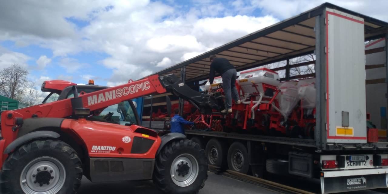 Chargement de matériel agricole avec un Manitou dans un camion en PACA