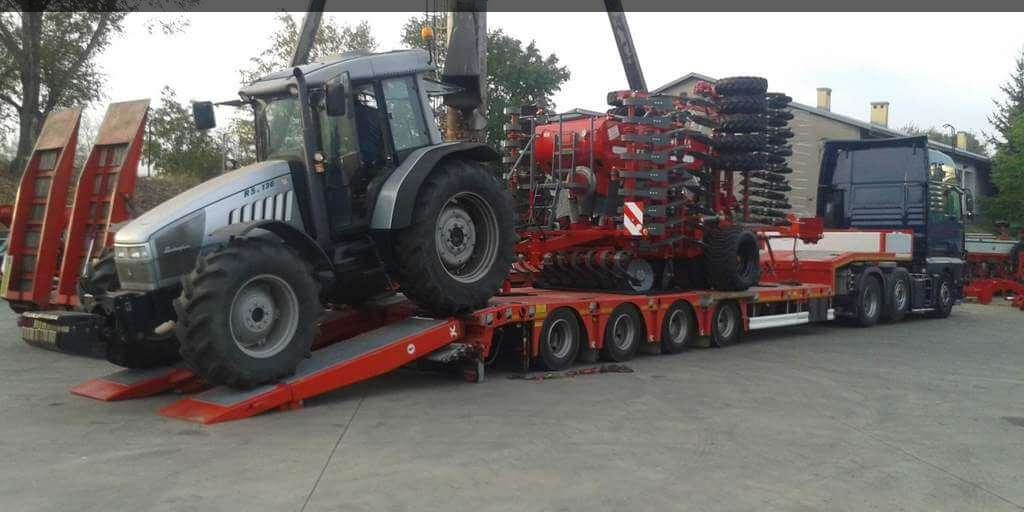 Chargement d’un tracteur et d’un semoir sur un camion porte-engins